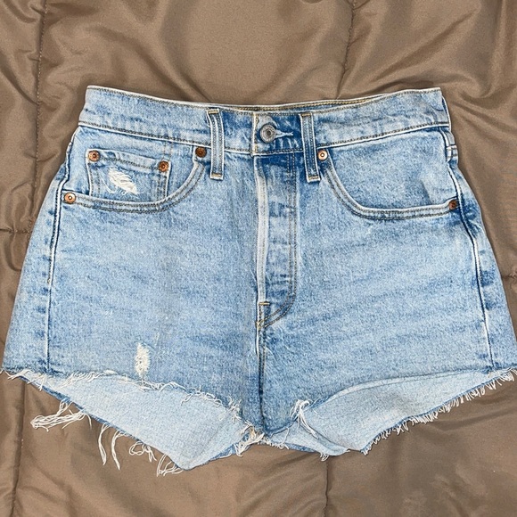 Levi Shorts - Picture 2 of 2
